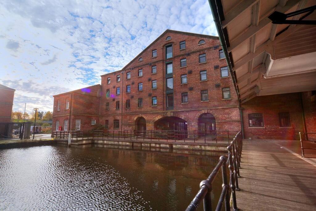 Victoria Quays Warehouse Apartment: Pet-Friendly City Centre Stay Sheffield Exterior photo