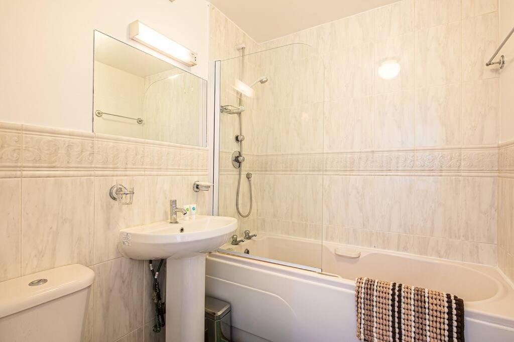 Victoria Quays Warehouse Apartment: Pet-Friendly City Centre Stay Sheffield Exterior photo
